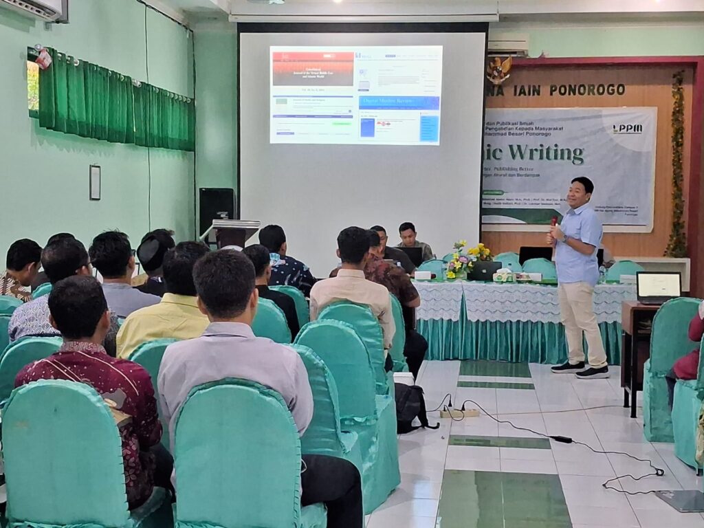 Workshop Academic Writing yang diselenggarakan di Aula Pascasarjana UIN Ponorogo