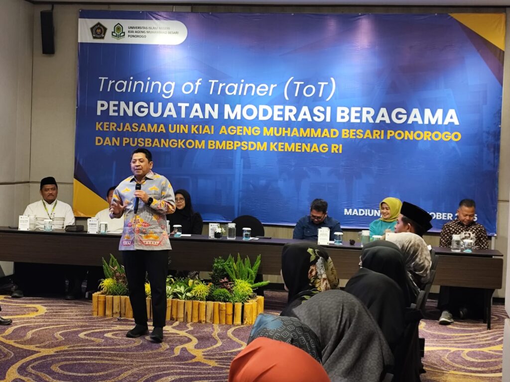Universitas Islam Negeri (UIN) Kiai Ageng Muhammad Besari Ponorogo menjadi tuan rumah pelaksanaan Training of Trainer (ToT) Penguatan Moderasi Beragama yang diselenggarakan oleh Pusat Pengembangan Kompetensi Manajemen, Kepemimpinan, dan Moderasi Beragama (Pusbangkom MKMB) bekerja sama dengan Badan Moderasi Beragama dan Pengembangan Sumber Daya Manusia (BMBPSDM) Kementerian Agama.